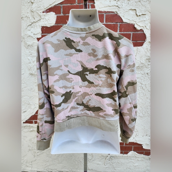Small fit MEDIUM ?? women NIKE cropped sweatshirt camo pink - Picture 9 of 16